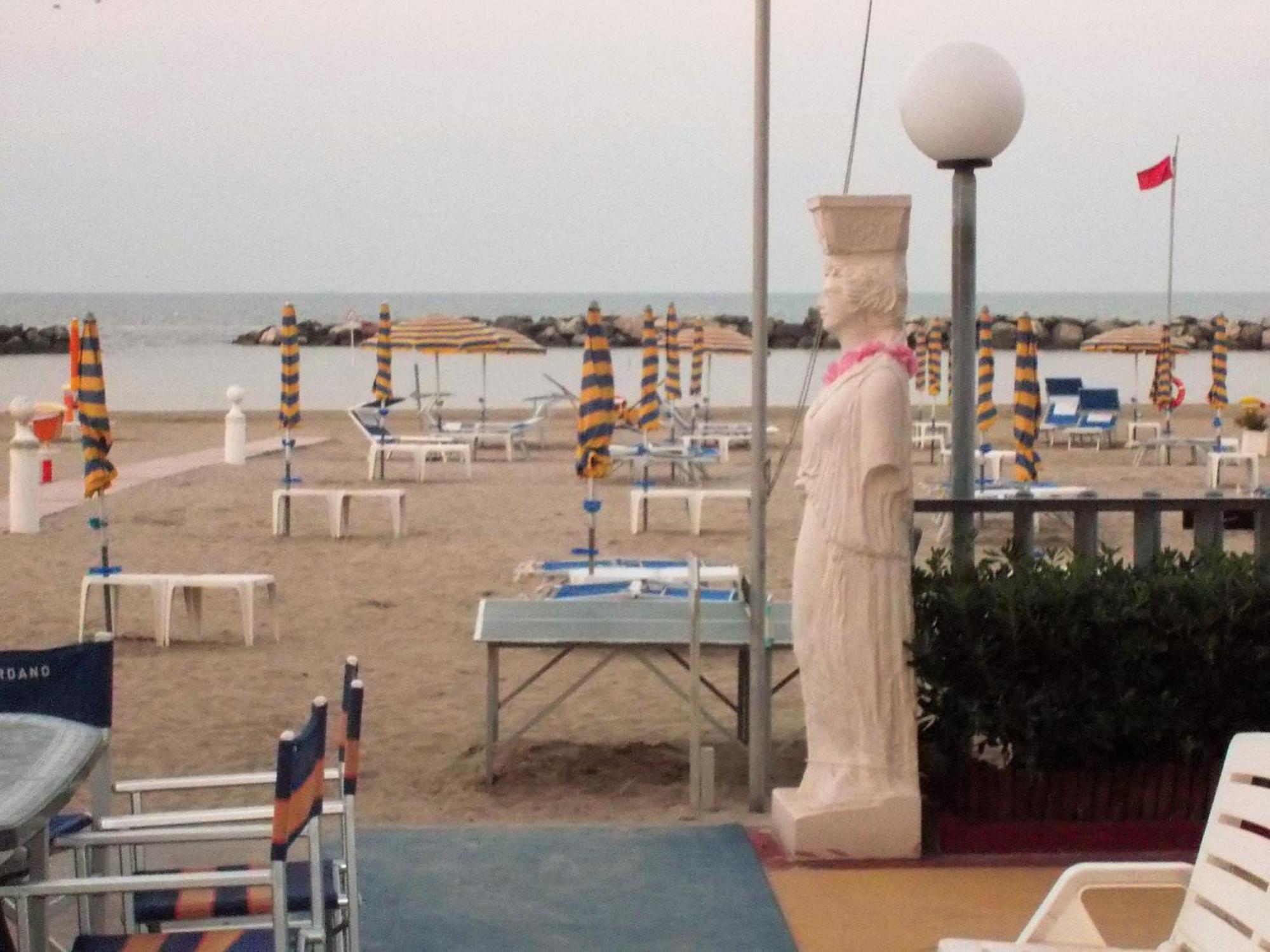 Hotel Giordano Spiaggia Torre Pedrera Esterno foto