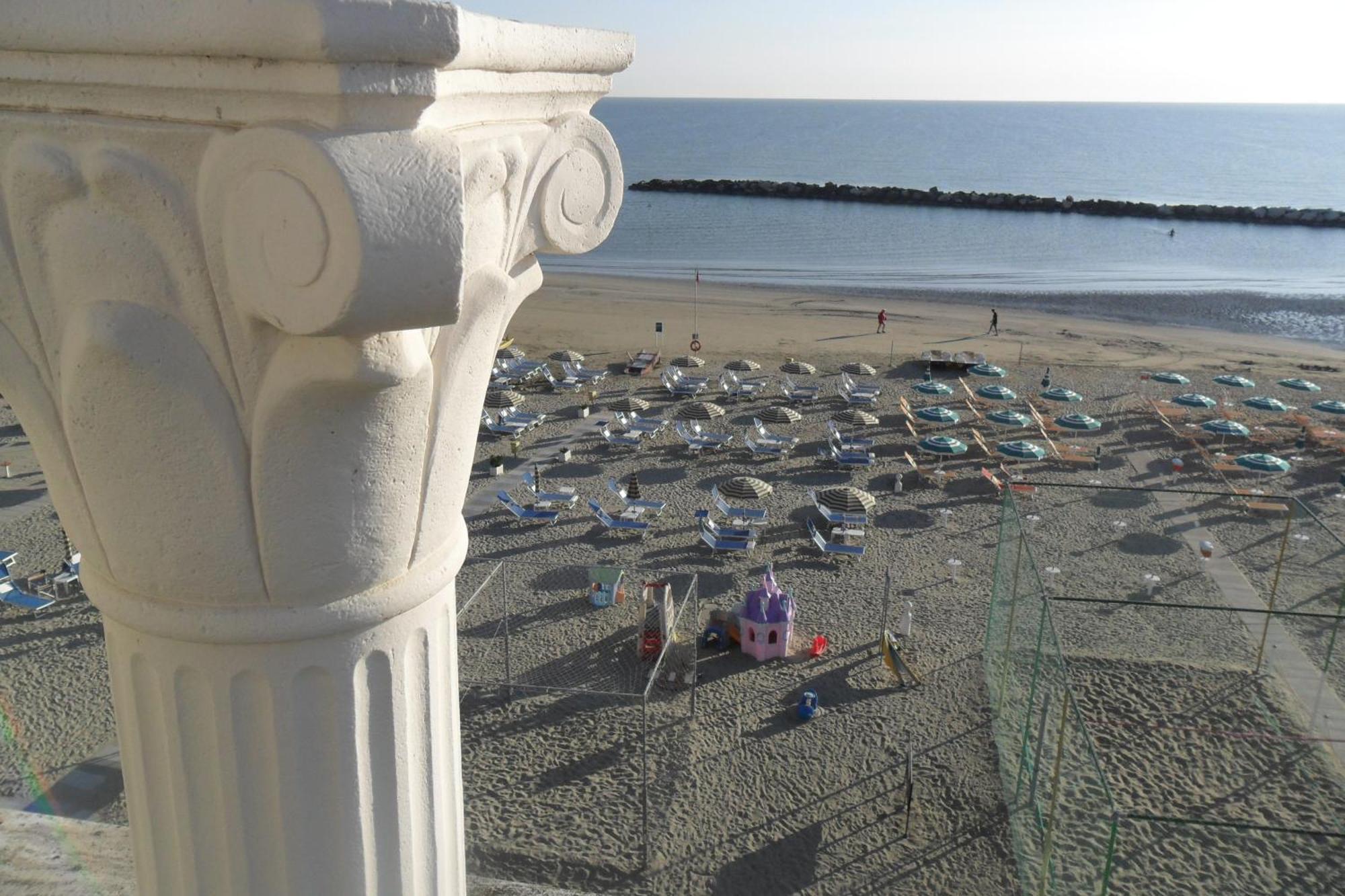 Hotel Giordano Spiaggia Torre Pedrera Esterno foto